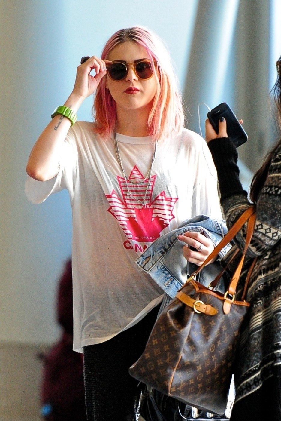 Frances Bean Cobain, dcera slavných pěveckých star Curta Cobaina a Courtney Love, si obarvila vlasy růžovou barvou.