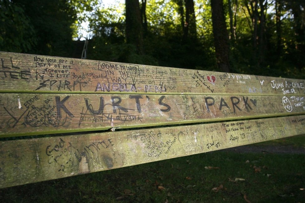 Fanoušci věnovali Kurtovi park. Toto vyryli do lavičky, stojící v něm.