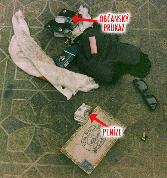 Na snímku, který policie zveřejnila je vidět občanka Kurta Cobaina, balíček peněz a krabice od doutníků