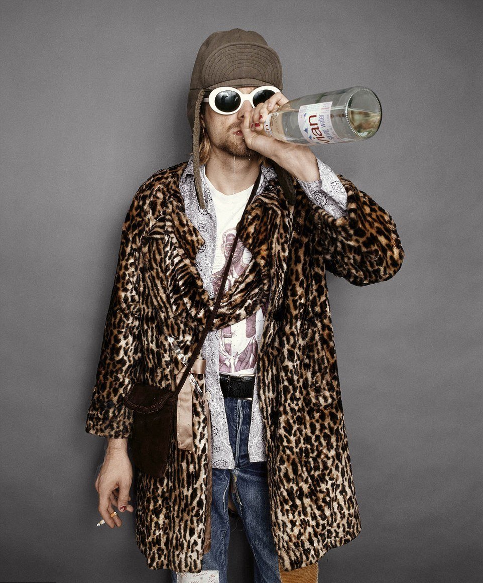 Kurt Cobain popíjel i při focení.