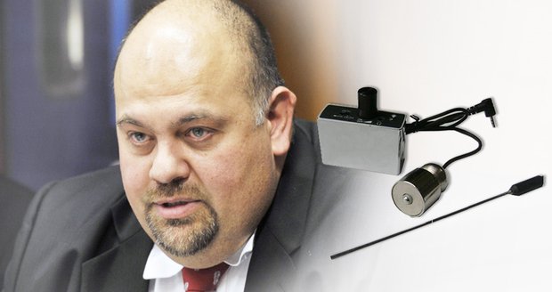 V kanceláři šéfa Českých drah Daniela Kurucze bylo nalezeno odposloucávací zařízení.