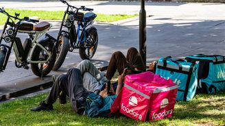 Stávka kurýrů Woltu ani Foodoře byznys nezkazila. Lidé upínají naděje k novému zákonu Stávka kurýrů Woltu ani Foodoře byznys nezkazila. Lidé upínají naděje k novému zákonu