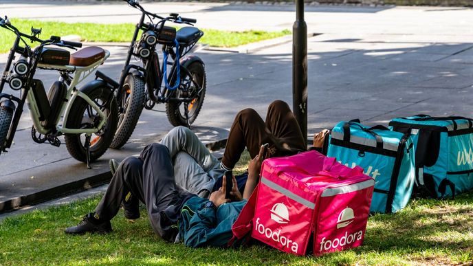 Kurýři rozvážkových společností protestují za lepší pracovní podmínky Kurýři rozvážkových společností protestují za lepší pracovní podmínky