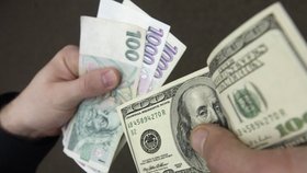 Koruna oslabila vůči euru i dolaru