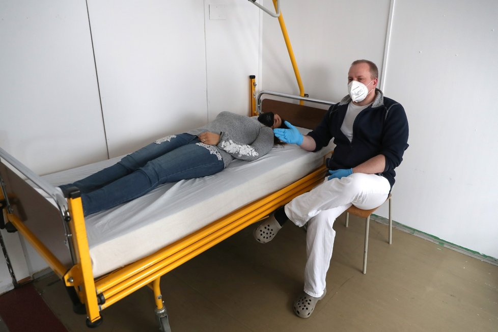 Začátek výuky přemístění imobilního pacienta z postele na židli