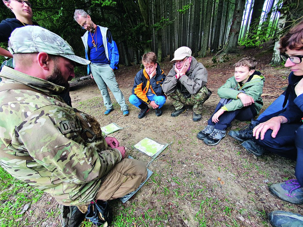 Kurz přežití Junior, sobotní ráno, učíme se určit polohu na mapě a azimut