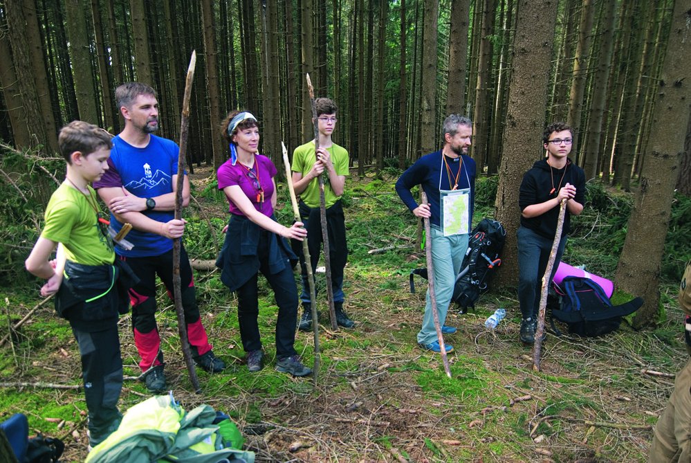 Zbraně na obranu naší skupiny přežívajících. Většinou jde o zašpičatělé hole