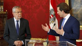 Rakouský kancléř Sebastian Kurz se dnes před novináři překvapivě nevyjádřil k dalšímu osudu svého kabinetu a odmítl i dotazy žurnalistů (20. 5. 2019)