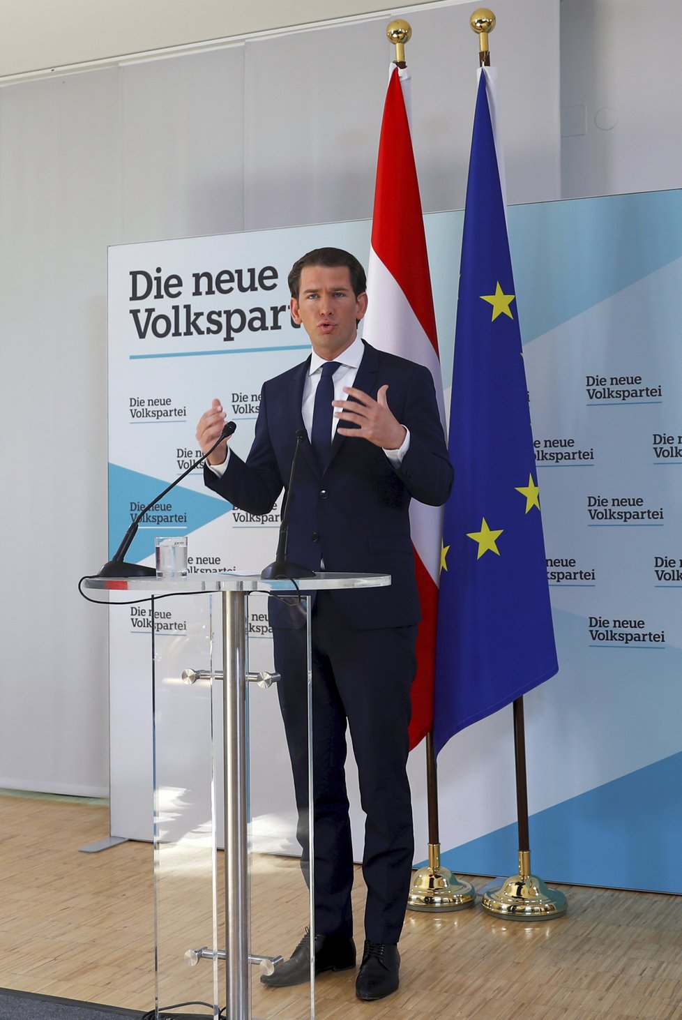 Rakouský kancléř Sebastian Kurz se dnes před novináři překvapivě nevyjádřil k dalšímu osudu svého kabinetu a odmítl i dotazy žurnalistů (20. 5. 2019)
