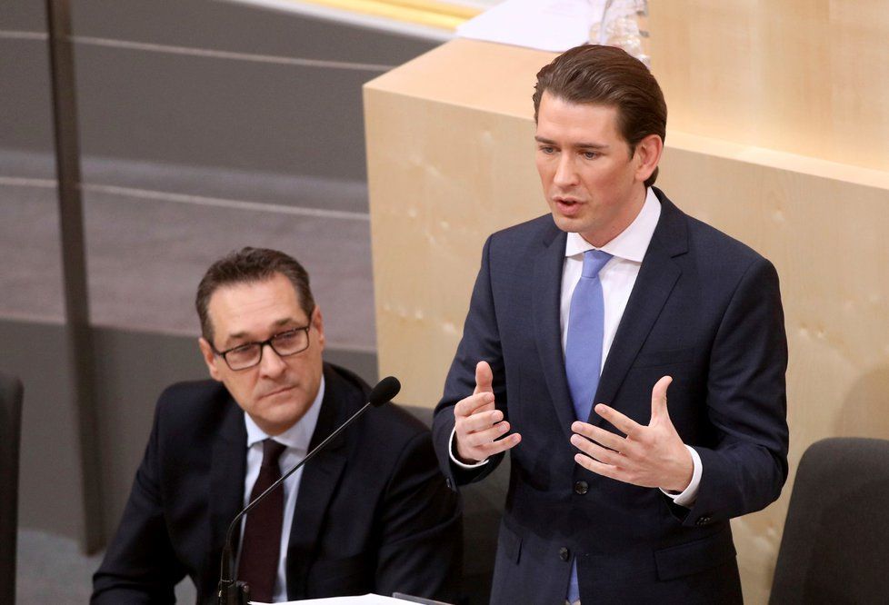 Rakouský kancléř Sebastian kurz (lidovci) se svým koaličním partnerem, předsedou FPÖ a vicekancléřem Heinzem-Christianem Strachem. Právě FPÖ je trnem v oknu bývalým politickým špičkám.