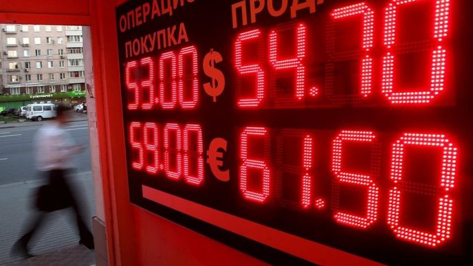 Kurz rublu oslabuje vlivem sankcí i kvůli levné ropě