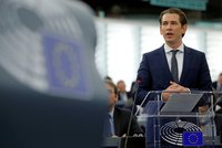 Kurz vyhlásil boj s migranty a slibuje blahobyt. Rakousko převzalo otěže EU