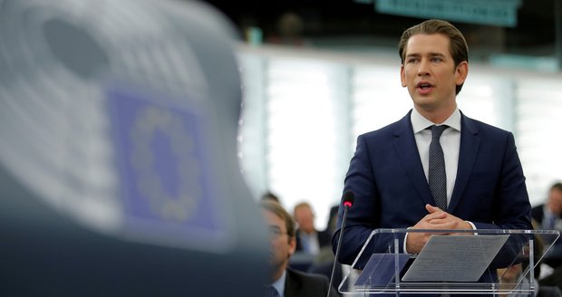 Kurz vyhlásil boj s migranty a slibuje blahobyt. Rakousko převzalo otěže EU