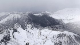 Na japonském ostrově Honšú zasáhla lyžařské středisko erupce sopky Kusacu.