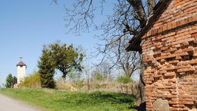 Za domem je zbořeniště, kam údajně Romové šli pro železo