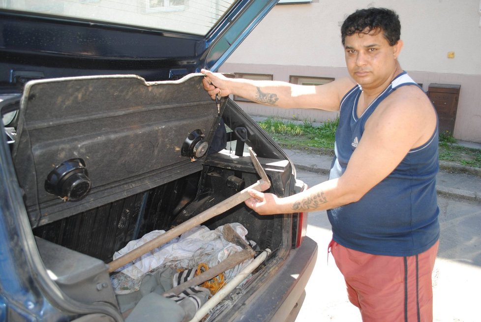Gabriel Gujda (45) Blesku ukazuje, že v kufru svého auta vozí krumpáče a motiky, protože se živí vykopáváním železa.