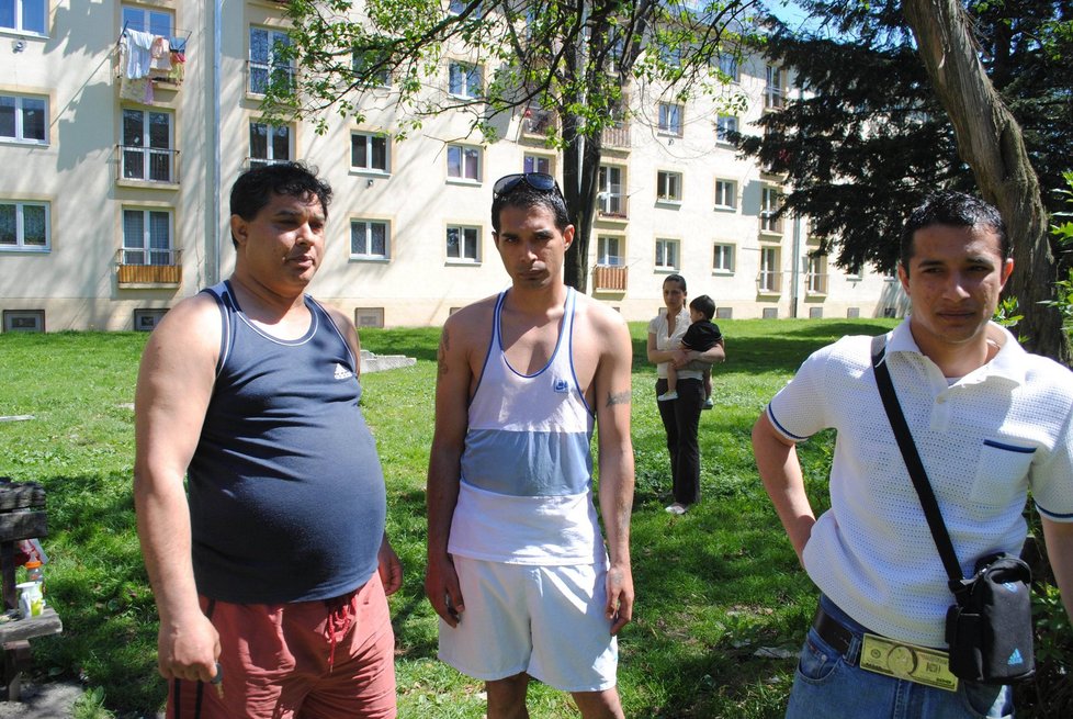 Gabriel Gujda se syny Danielem (21, vpravo) a Gabrielem (28) tvrdí, že střelba z kuše byla chladnokrevná poprava