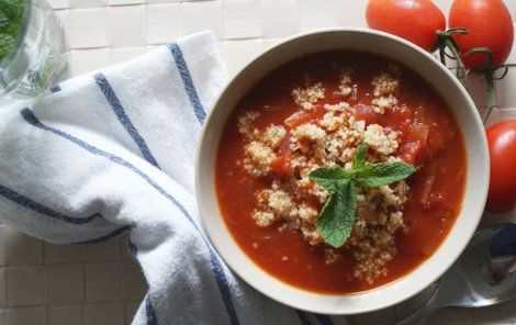 Jemná rajčatová polévka s celozrnným kuskusem.