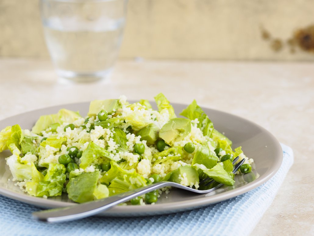 Kuskus je ideální doplněk zeleninového salátu