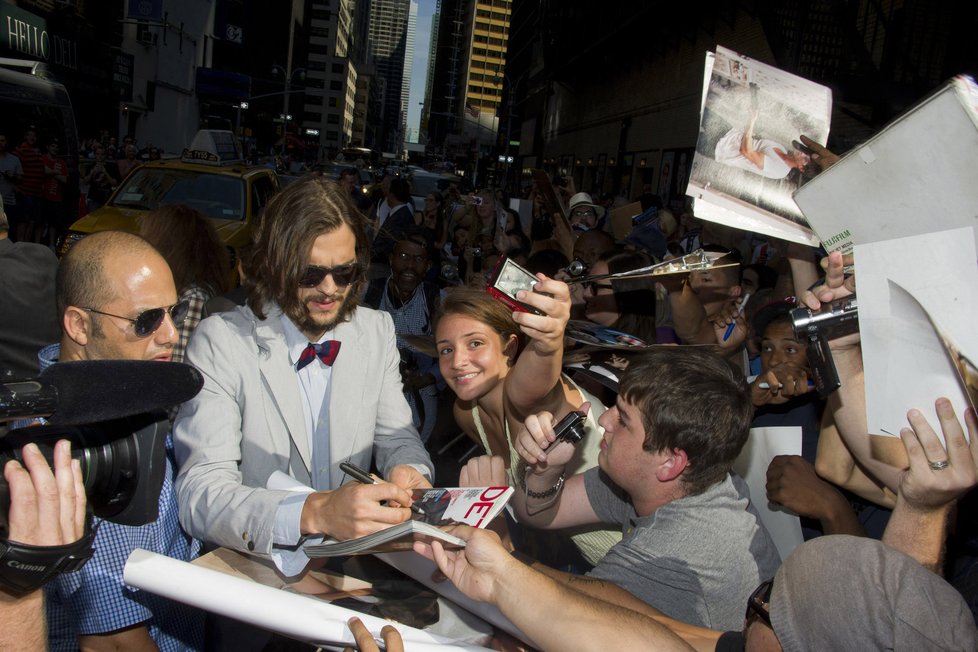 Ashton Kutcher se fanynkám ale jen podepisuje...