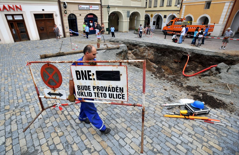 V ulici v historickém centru Kutné Hory měl být prováděn úklid. Nyní je nutné ji vyspravit. Není to však snadná záležitost. První fáze prací by měla skončit 10. srpna