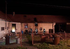Hasiči zasahovali u požáru rodinného domu a stodoly. Zapálil je muž, který se poté pokusil o sebevraždu jateční pistolí.