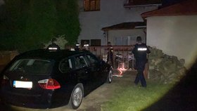 Policie pátrá po pachateli násilného trestného činu v Kutné Hoře. Muž nožem zaútočil na svou přítelkyni a její matku, ta zraněním podlehla