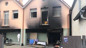 V Dolních Měcholupech hořel dům, jeden člověk zemřel.