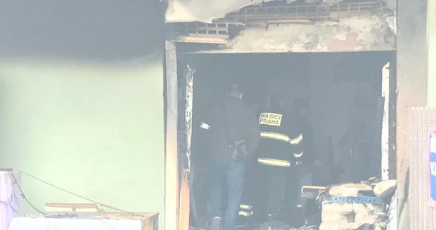 V Dolních Měcholupech hořel dům, jeden člověk zemřel.