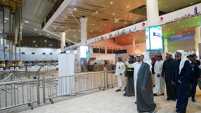 Kuvajtský premiér šejk Ahmad al-Abdulláh al-Sabáh (uprostřed) během návštěvy mezinárodního letiště v Kuvajtu poté, co jej zasáhl hlášený íránský útok. Kuvajtský premiér šejk Ahmad al-Abdulláh al-Sabáh (uprostřed) během návštěvy mezinárodního letiště v Kuvajtu poté, co jej zasáhl hlášený íránský útok.