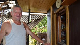 Pán uvěznil zloděje uvnitř dřevěnovu okenicí . Ukazuje majitel chaty Ladislav Kužela (64)