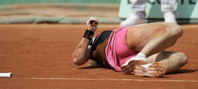Vyčerpaná Kuzněcovová po vyrovnaném boji padla a slavila.