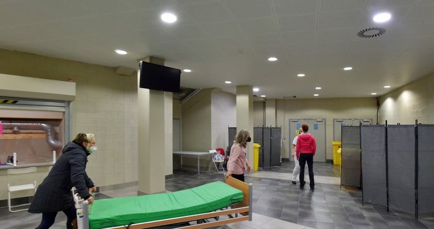 V karlovarské KV Aréně začalo znovu pracovat očkovací centrum (6. 12. 2021)