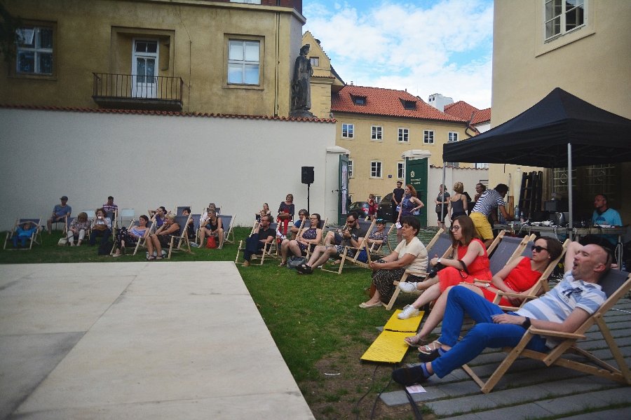 Tři ženy, 25 hodin a průhledný kvádr na zahradě Werichovy vily