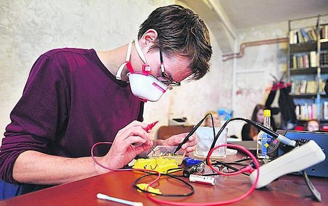 Daniel Pavlát opravuje nejen elektroniku.