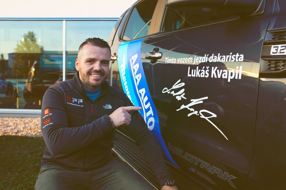 Závodník Lukáš Kvapil si plní další sen a po dvou letech se vrací jako motocyklový závodník – a rovnou na start extrémního vytrvalostního podniku Africa Eco Race, který se jede po trase původní Dakar Rallye.