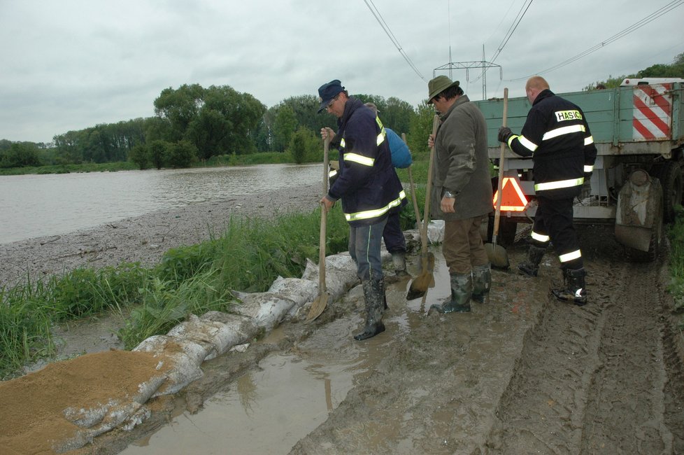 Břeh Panenského potoka v obci Kvasice na Kroměřížsku byl odstřelen trhavinou.