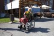 Nemoc upoutala Květu Fialovou na invalidní vozík. Často jí tu navštěvovali přátelé a nosili dárky.