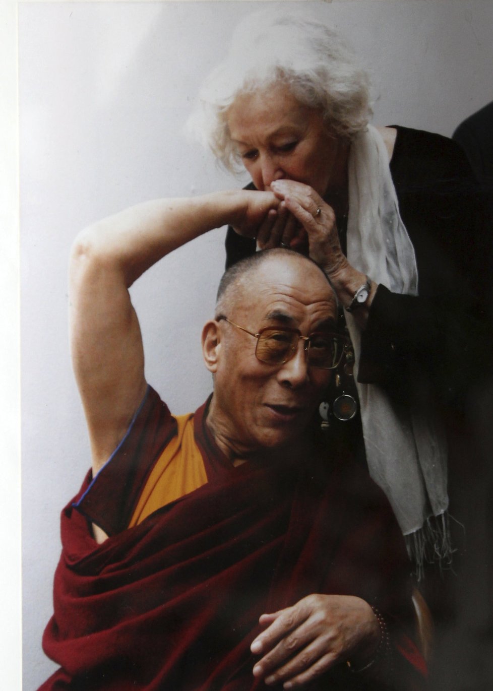 Duchovního vůdce Tibeťanů Dalajláma při setkání s herečkou Květou Fialovou.