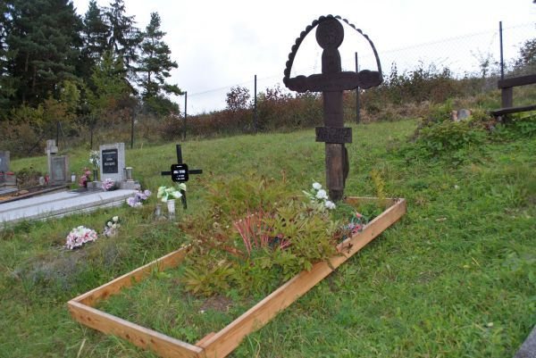 Hrob Fialových na hřbitově v Lazisku. Tento dřevěný kříž shnil a rozpadl se.