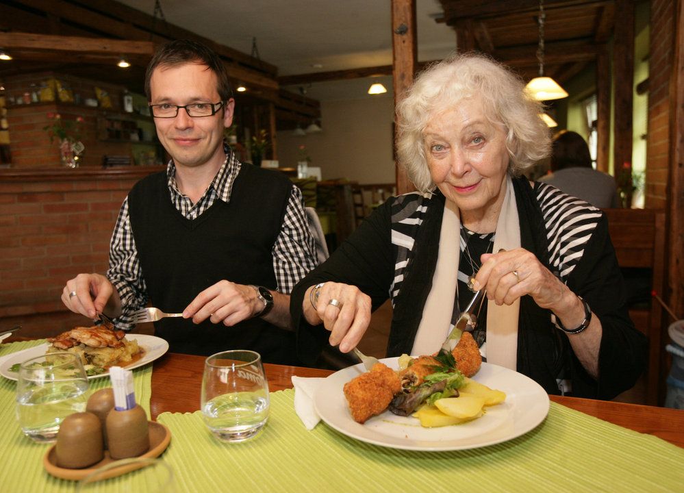 14:00 - Po dlouhé cestě, slavnostním přípitku a ubytování u Jožky, nadešel čas oběda. Shodou okolností v restauraci Rotter, kde se před lety Květa s Jožkou seznámili. „Sešel se tu se mnou a Naďou. Uviděla jsem ho poprvé na obědě v této krásné místnosti a shora mi ihned oznámili – to je on, tvého srdce šampión,“ vzpomíná na první setkání Květa.