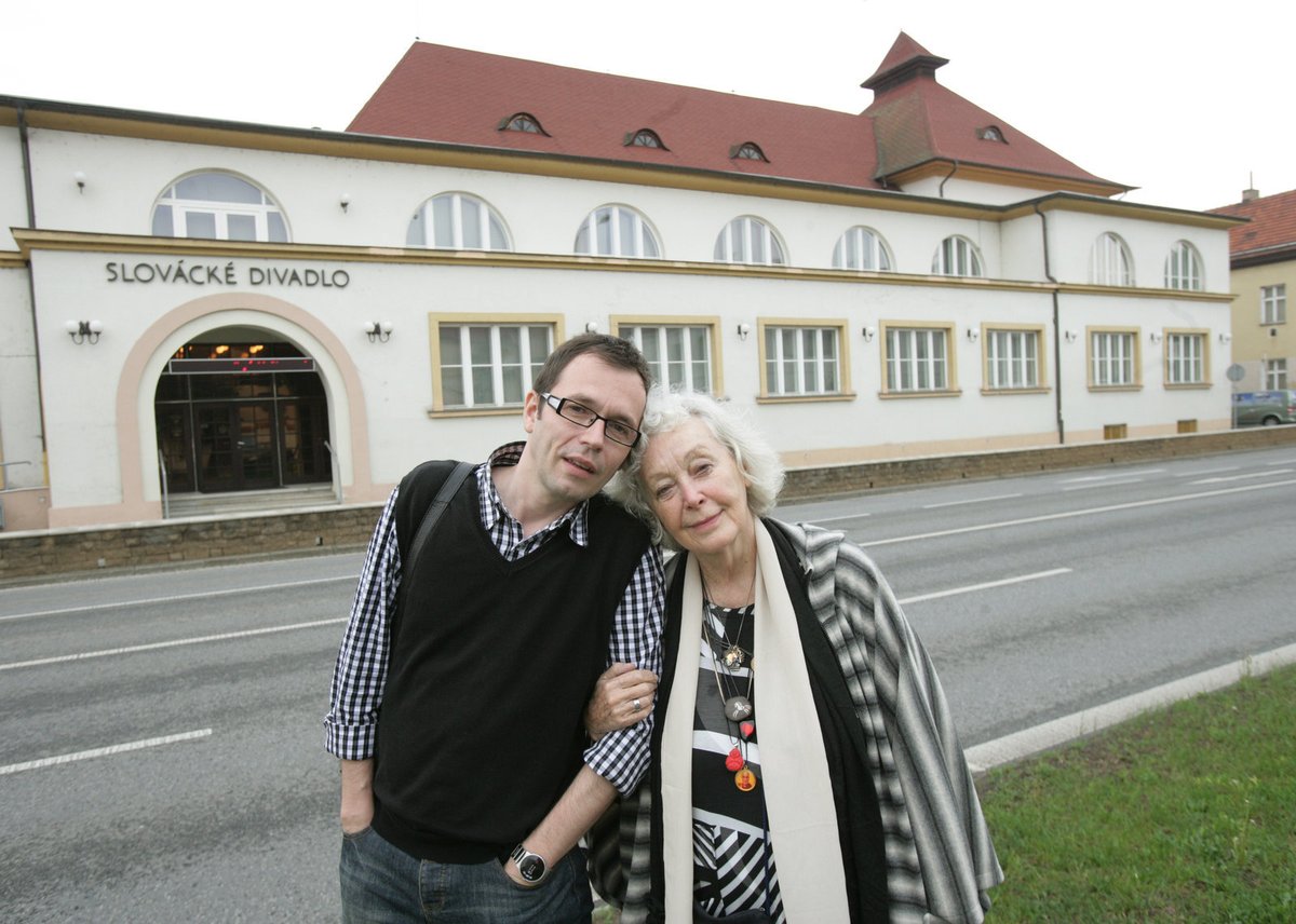 15:30 - Po dobrém obědě jsme absolvovali příjemnou procházku městem. S jídlem si Květa žádné problémy nedělá. „Jím, když mám hlad, ne když mám na něco chuť. Maso si ani nekupuji, ale nejsem v tom ortodoxní. Nejraději si dělám mraženou zeleninu s rýží, mám ráda zelí, salát, papriku a hlavně chleba se sýrem. Ráda vařím pro návštěvy, například kulajdu, nebo jiné dobrotky,“ vysvětluje. Po procházce jsme se s oběma herci na chvíli rozloučili a sešli se až v 18 hodin u vchodu Slováckého divadla.