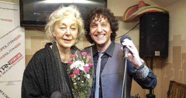 Loni nazpívala Květa Fialová s Hynkem Tommem písničku Tam na konci světa.