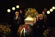 CELÝ ZÁZNAM: Pohřeb Květy Fialové (†88): Výbuchy smíchu nad bílou rakví!