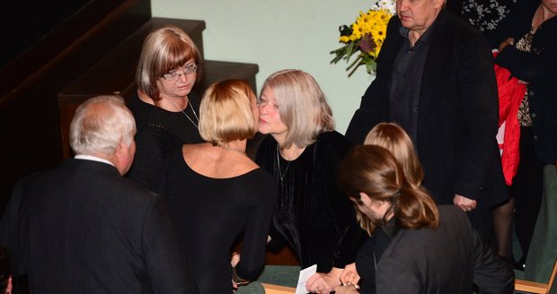 Pohřeb Květy Fialové v divadle ABC - kondolence dceři Zuzaně Hášové