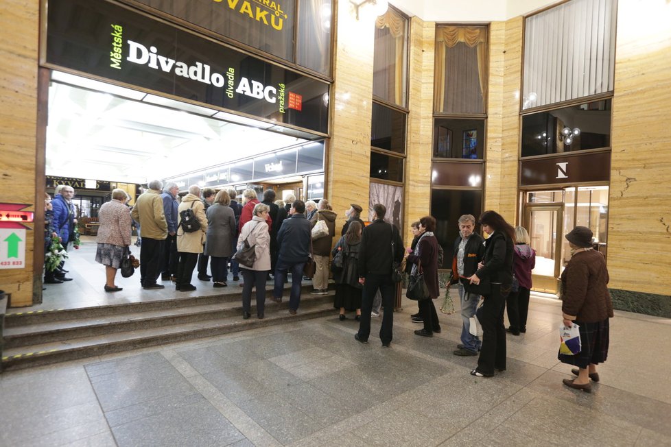 Pohřeb Květy Fialové v Divadle ABC