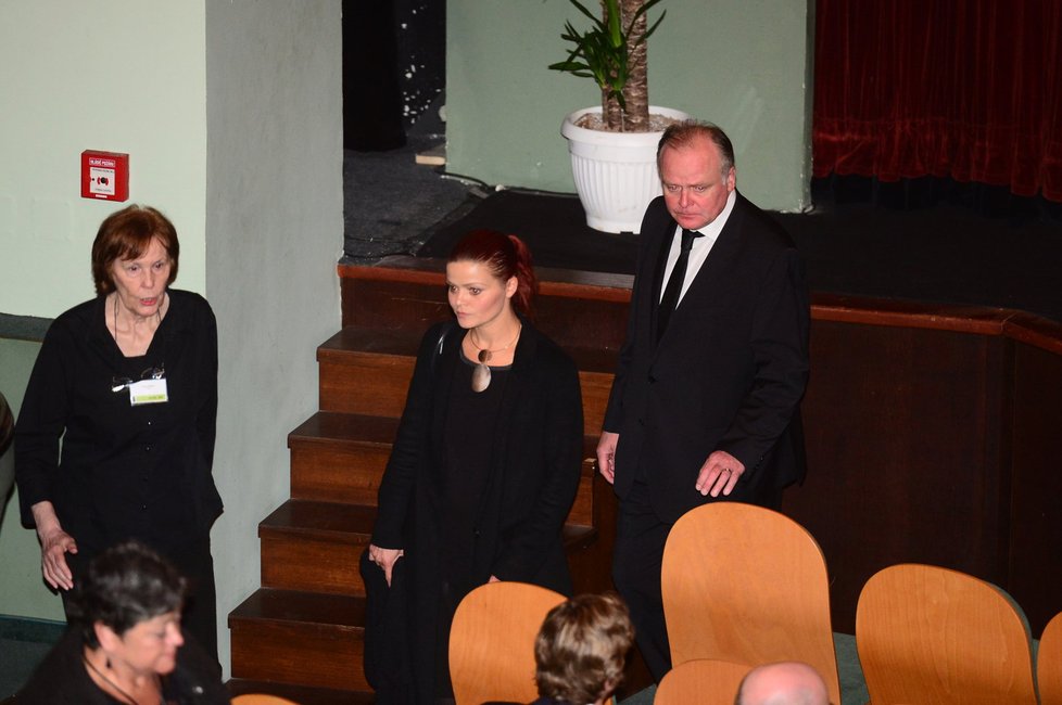 Pohřeb Květy Fialové v divadle ABC - Igor Bareš s manželkou Antonií Talackovou