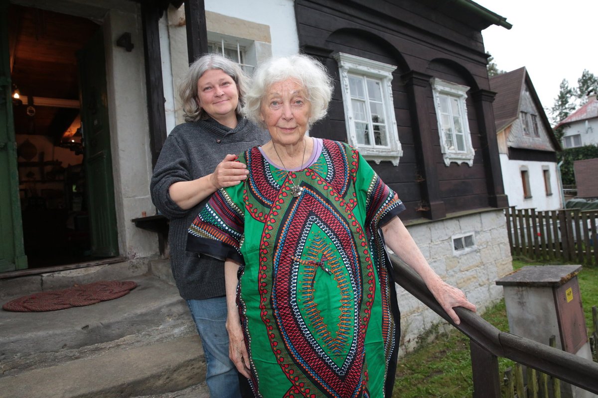 O Květu Fialovou se pilně stará dcera Zuzana.