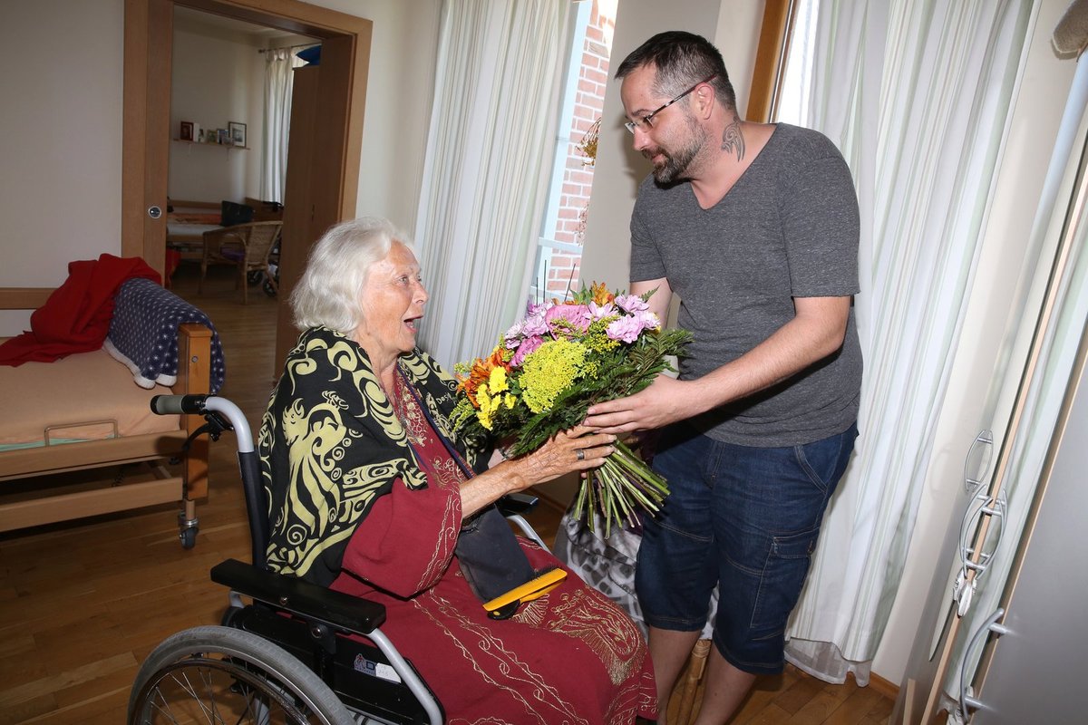 Herečka nás přijala ve svém pokoji, kde jsme jí předali kytici a gratulaci k narozeninám.