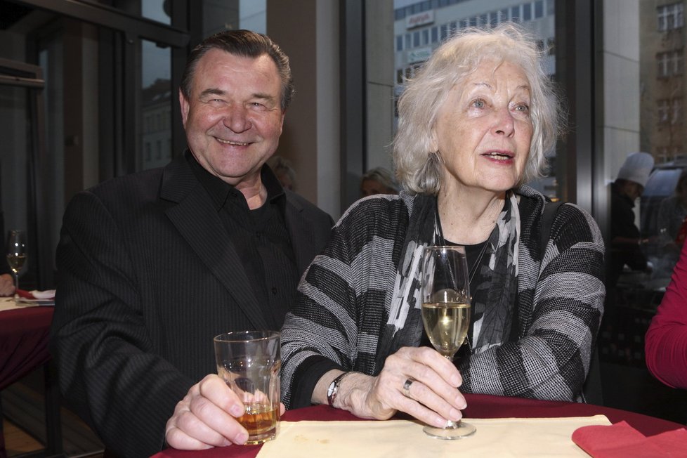 Květa Fialová se s Václavem Postráneckým bavila nad sklenkou šampaňského.